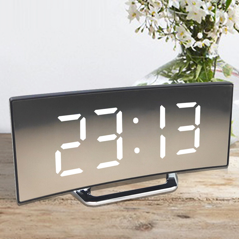 Gebogener-LED-Digitalwecker-Automatische-Helligkeit-Temperaturanzeige-Lumiclock_75b65fb5-64d8-4935-ae74-e55e5645d969.png