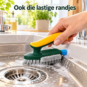 TileFlow detailborstel reinigt een rand van een keukenspoelbak