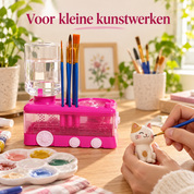 Roze BrushFlow naast een klein kleifiguurtje dat met een penseel wordt beschilderd