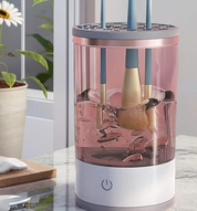 Make-upkwasten draaien in het waterreservoir van de automatische BrushViva reiniger
