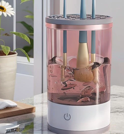 Make-upkwasten draaien in het waterreservoir van de automatische BrushViva reiniger