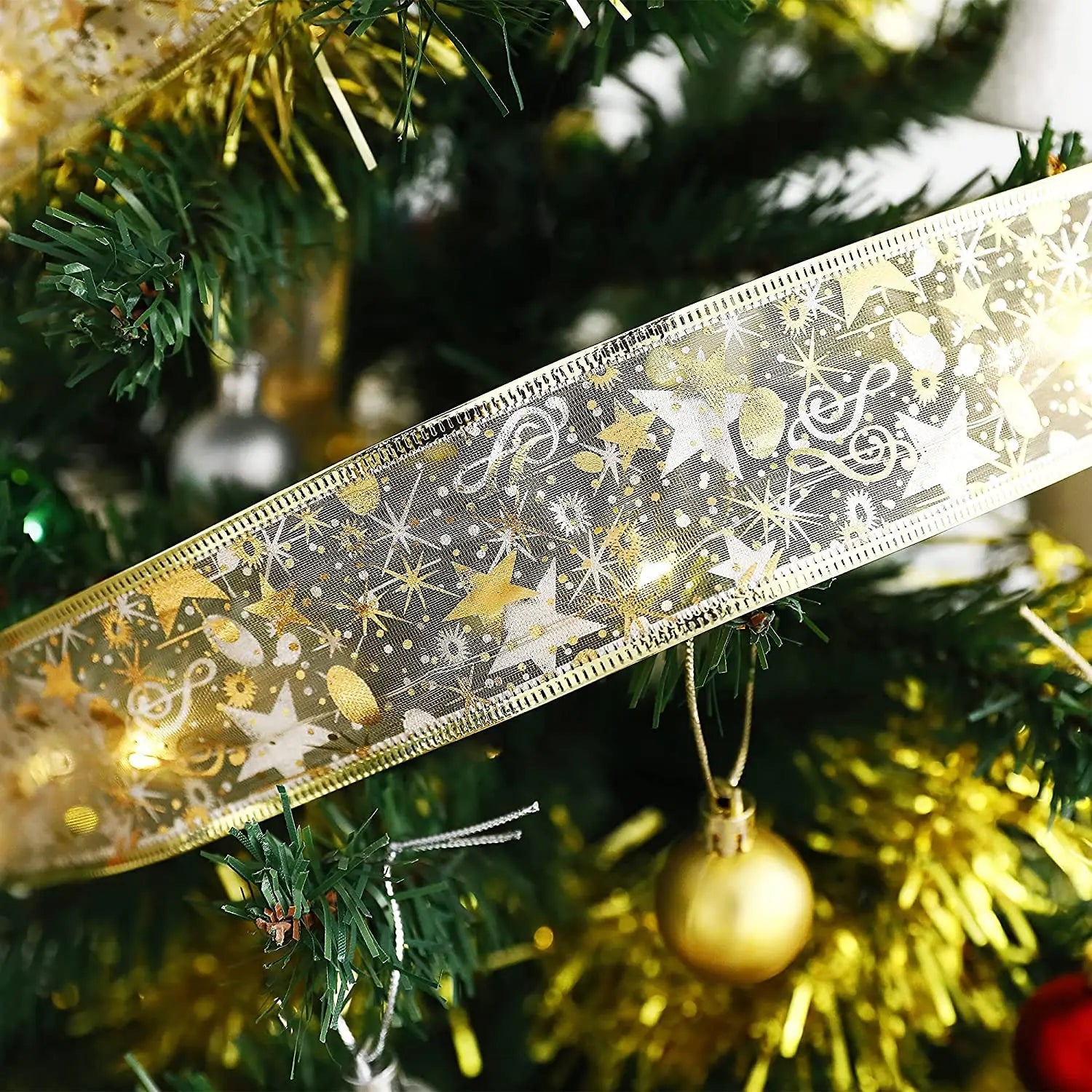 Close-up van transparant kerstlint met warmwitte LED-verlichting