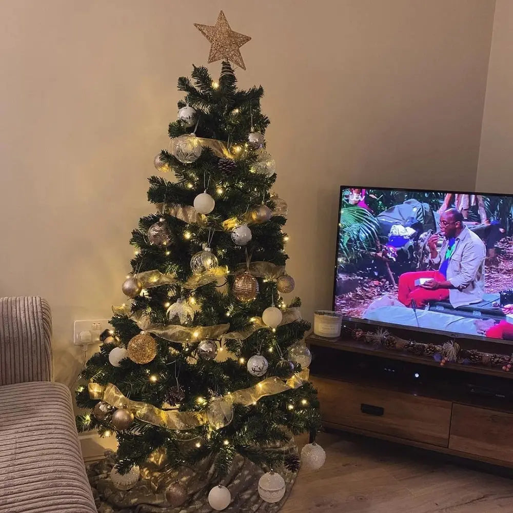 Kerstboom versierd met lichtgevend kerstlint