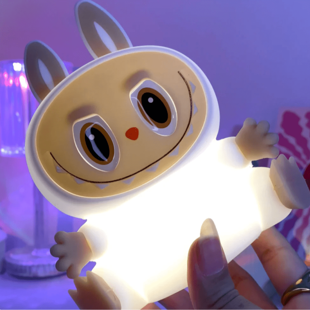 LabubuLampje™ | Licht voor wie de nacht nog spannend vindt - Lumiza