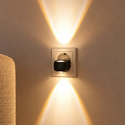 NachtGloed met twee lichtbundels in een Europese wandcontactdoos