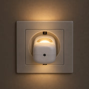Afgerond NachtGloed-lampje met lichtsensor in een Europese wandcontactdoos
