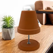 Terracottakleurige SfeerDome op een houten tafel, zonder kaarsen