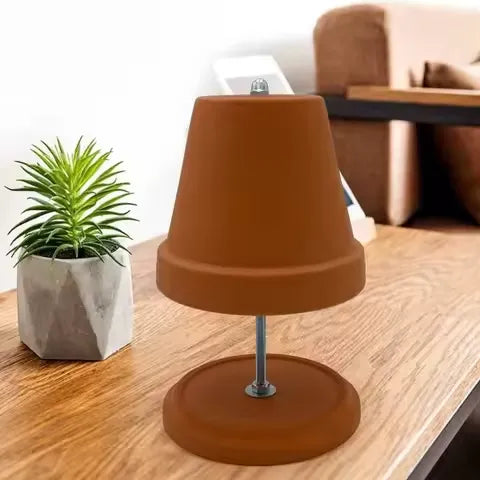 Terracottakleurige SfeerDome op een houten tafel, zonder kaarsen